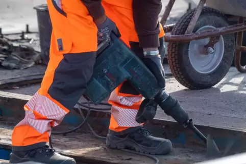 Die gewählte Sanierungsvariante ist zwar teurer als andere, dafür erhofft man sich einen langlebigen Straßenaufbau. 