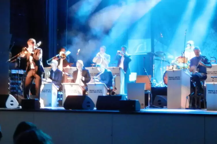 Das Moka Efti Orchestra beim Gastspiel in der Zweibrücker Festhalle