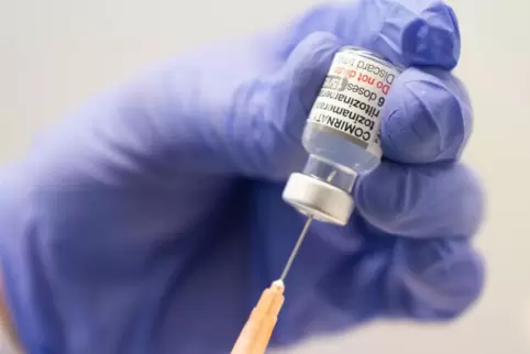 Spritze mit dem an die Omikron-BA.1-Variante angepassten Impfstoff Comirnaty von Biontech