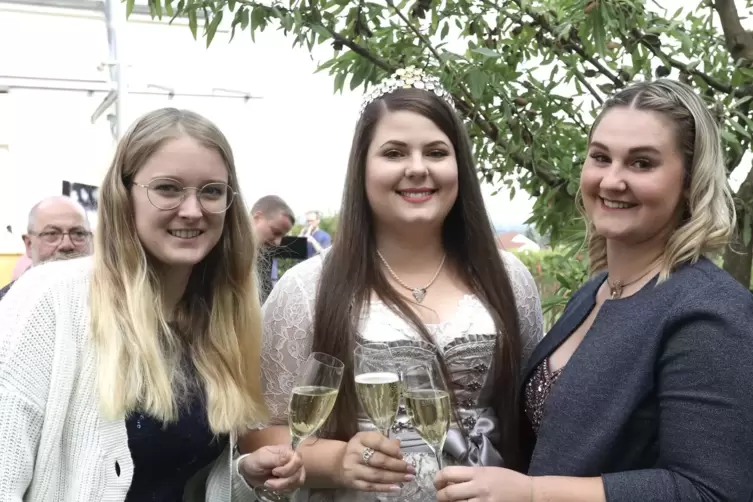 Weinhoheiten: Maya Bader, Laura Götze und Sophie Grünagel (von links). Hanna Spies fehlt auf dem Bild. 