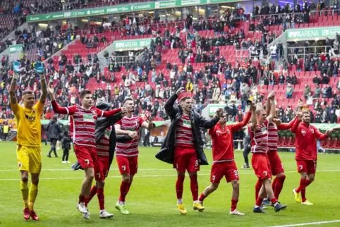 Mit dem FC Augsburg hat sich fast ganz Deutschland nach dem Sieg gegen die Bayern gefreut. 