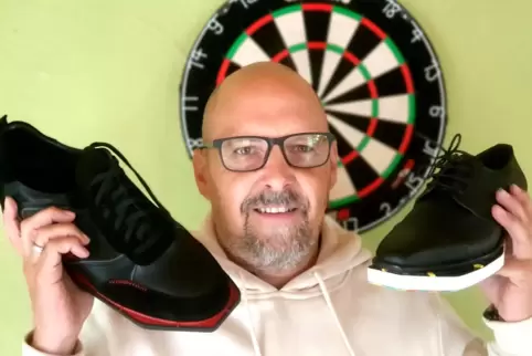 Jürgen Bloch hat einen Schuh für Dartspieler entwickelt. 