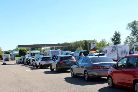 Zwischen 45 und 60 Minuten Wartezeit müssen an der Supermarkt-Tankstelle in Lauterbourg eingeplant werden. 