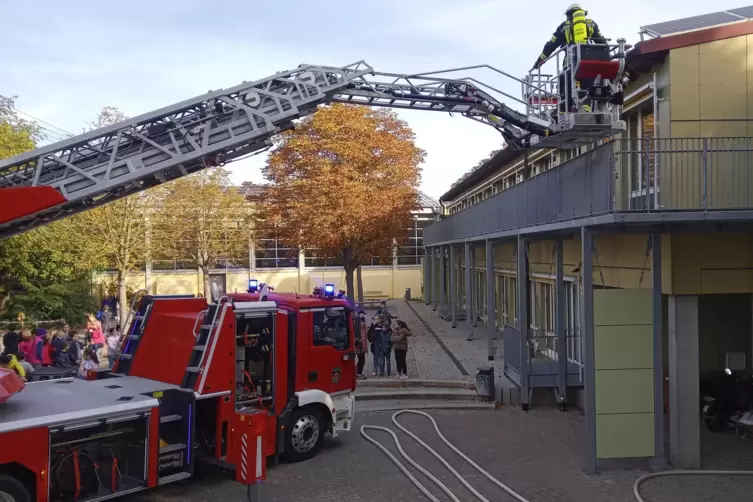 Die Ruchheimer Wehr fuhr f&uuml;r ihre &Uuml;bung schweres Ger&auml;t auf.