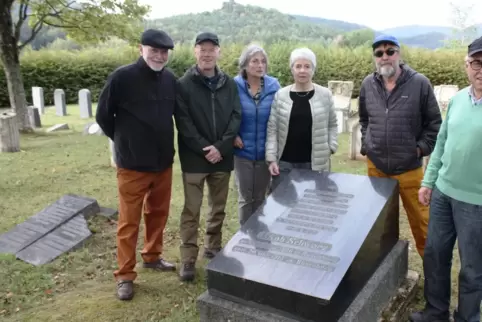 Besuch am Grab von Jakob Schwarz in Busenberg: Heimatforscher Otmar Weber (von links), Malcolm Griffitts aus Manchester, seine L