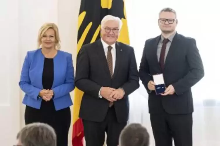 Felix Werling mit dem Silbernen Lorbeerblatt, das der Bundespräsident für herausragende sportliche Erfolge verleiht. Links Innen