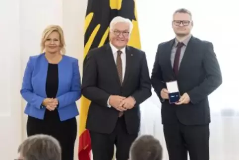 Felix Werling mit dem Silbernen Lorbeerblatt, das der Bundespräsident für herausragende sportliche Erfolge verleiht. Links Innen