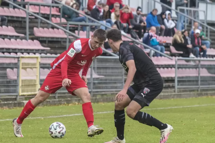 Im Testspiel gegen Astoria Walldorf schoss er die U19 des 1. FC Kaiserslautern mit 1:0 in Führung: Pharis Petrica (links). 