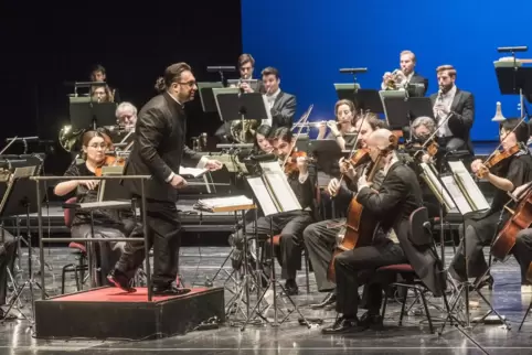 Das Pfalztheaterorchester unter Daniele Squeo Anfang des Jahres. Heute heißt das Orchester Pfalzphilharmonie Kaiserslautern. 