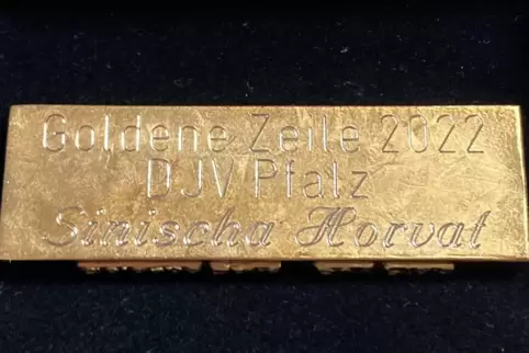 Der Medienpreis des pfälzischen Journalistenverbands seit 1968: eine Bleizeile, wie sie für den Zeitungsdruck benutzt wurde – ve