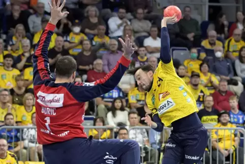Patrick Groetzki im Duell mit Benjamin Buric.