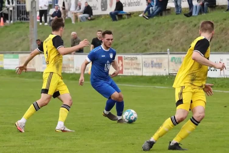 Gut gespielt: Nico Schubert (in Blau) bereitete das 1:0 und das 2:0 für Mechtersheim vor. 