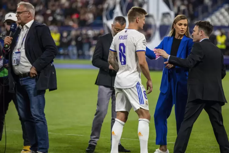 Nach dem Champions-League-Finale: Toni Kroos lässt den ZDF-Mann stehen und wendet sich DAZN zu. 