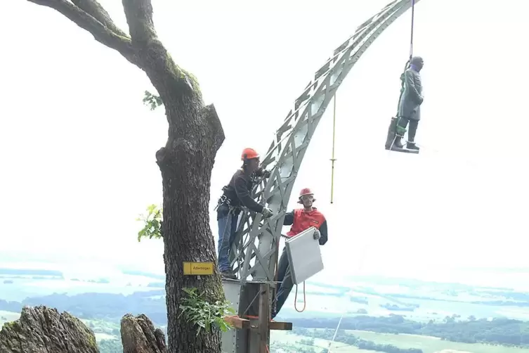 Die Moltkefigur schwebt am Seil, die Helfer stehen auf dem Podest, wo sie kurze Zeit sp&auml;ter montiert wird.