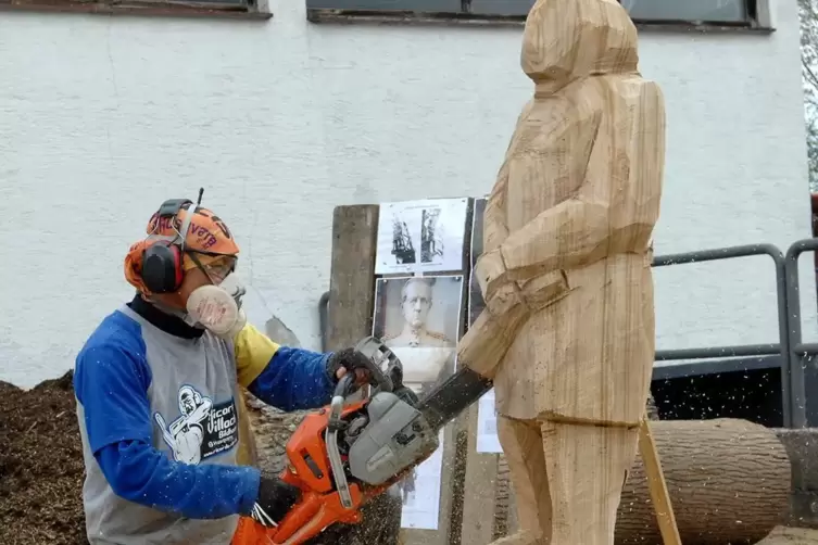 Ricardo Villacis beim Vors&auml;gen der Moltkefigur.