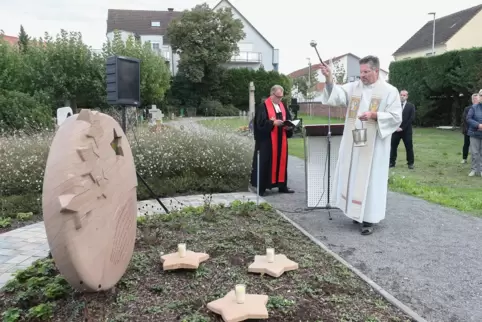 Von den Pfarrern Ralf Feix (rechts) und Thomas Jakubowski gesegnet: der Memoriamgarten für Sternenkinder auf dem Waldseer Friedh