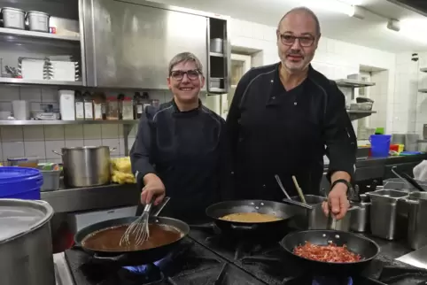 Die Eheleute Birgit und Siegfried Rögner sind beide von Beruf Koch. Sie führen den Alten Kastanienhof in Rhodt. Die Eheleute Birgit und Siegfried Rögner sind beide von Beruf Koch. Sie führen den Alten Kastanienhof in Rhodt.