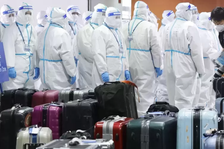 Seuchenschutz hat oberste Priorität: Mitarbeiter am Flughafen in Peking.