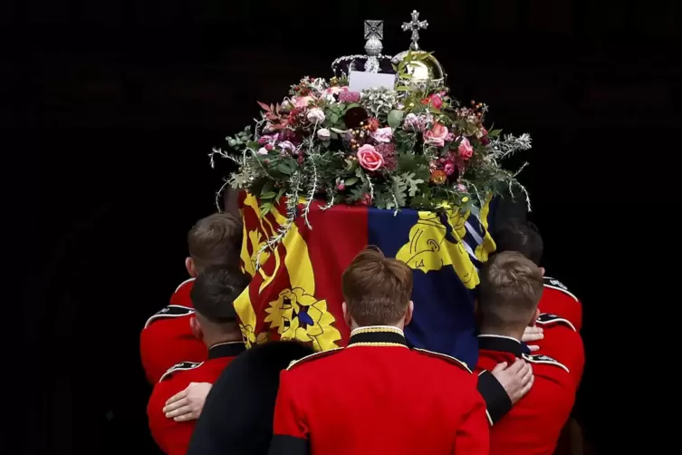 Ihr letzter Weg: Der Sarg von K&ouml;nigin Elizabeth II. wird in die St.-George&rsquo;s-Kapelle getragen. 