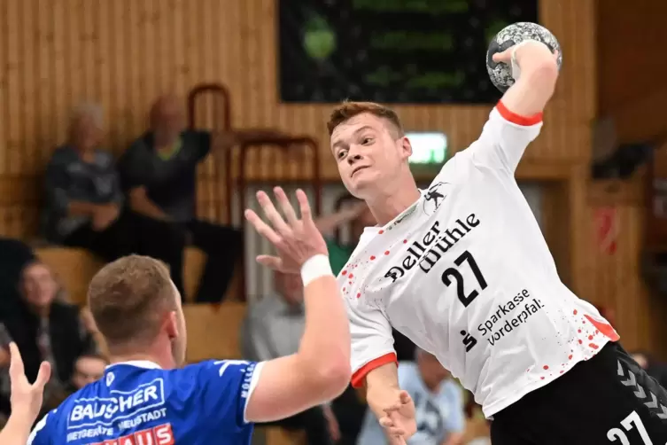  HSG-Spieler Yannik Polifka gibt bei seinem Comeback einen Wurf ab.