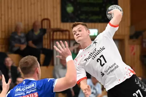  HSG-Spieler Yannik Polifka gibt bei seinem Comeback einen Wurf ab.