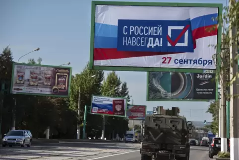 Wahlwerbung in den Straßen von Luhansk zum Scheinreferendum: „Für immer mit Russland“. 