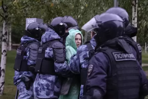 Allein am Samstag gab es bei landesweiten Protesten in Russland 820 Festnahmen: Polizisten verhaften eine Demonstrantin in Moska
