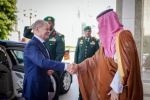 Heikler Handschlag: Bundeskanzler Olaf Scholz wird vom Kronprinzen des Königreichs Saudi-Arabien, Mohammed bin Salman, begrüßt.
