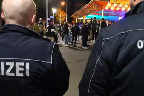 Mittendrin: Polizei und Ordnungsamtsmitarbeiter haben während der Kerwe das Randgeschehen wachsam verfolgt. 