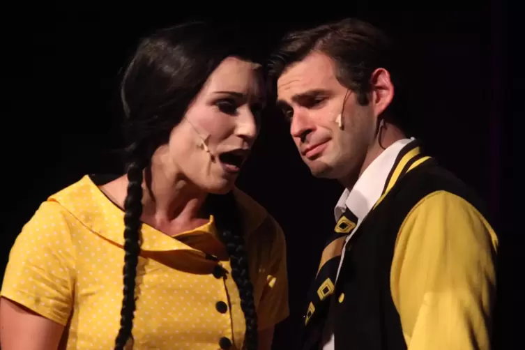 Gelb als Farbe der „normalen“ Menschen: Nadine Kühn und Michael Moore im Musical „Addams Family“ in Waldfischbach-Burgalben.