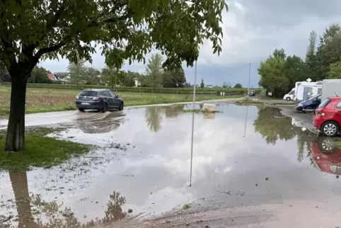 Eine Seenplatte und viel Matsch auf dem Parkplatz vor dem Niederkirchener Sportgelände.