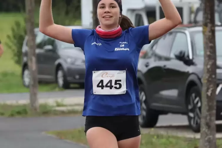  Annika Müller gewinnt den Fünf-Kilometer-Lauf.