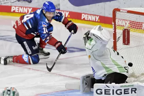 Jordan Szwarz erzielt gegen Sami Aittokallio das Tor zum 2:0 für die Adler.