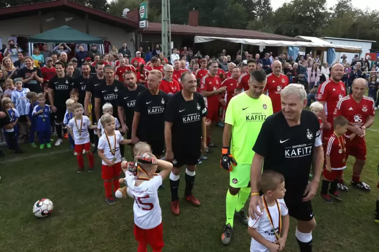 Die Traditionsmannschaft des FCK läuf ein. 