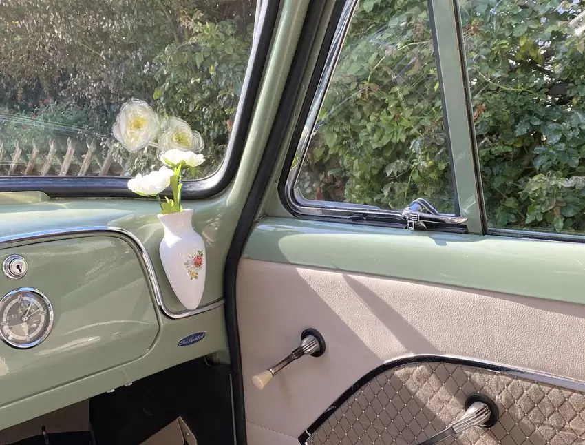 Türverkleidung und Sitze mussten mit neuem Waffelstoff bezogen werden. Selbst die Blume passt zu dem nostalgischen Wagen.