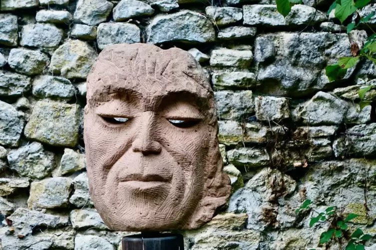 Will den Betrachter inspirieren: Bildhauer Wolf Münninghoff stellte Masken in seinem Skulpturengarten aus. 
