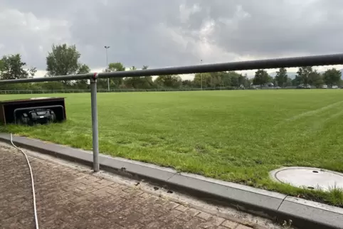 Die Tore fehlen noch auf dem neuen Rasenspielfeld in Niederkirchen. Die zwei Mähroboter hingegen sind schon startklar.