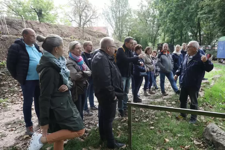  Das Interesse der Bev&ouml;lkerung f&uuml;r die greifbare Geschichte Landaus ist gro&szlig;. Hans-Dieter Hirschfeld (rechts) ist ein kundiger F