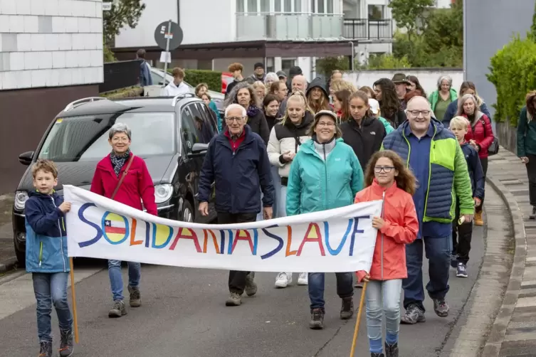 Nach dem Gottesdienst am Sonntag machten sich die Unterstützer in Dansenberg auf den Weg für den Solidaritätslauf für Kinder in 