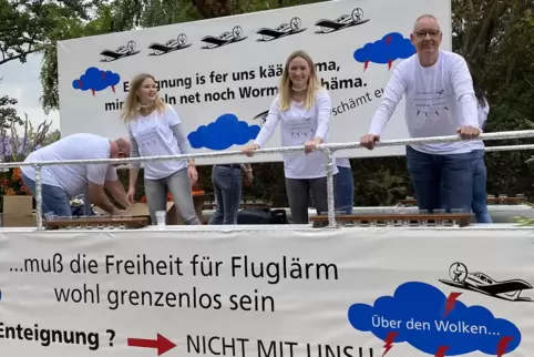 „Nicht mit uns!“ Der Motivwagen der Gemeinde widmet sich dem aktuellen Thema Fluglärm. Rechts der Erste Beigeordnete Frank Peter
