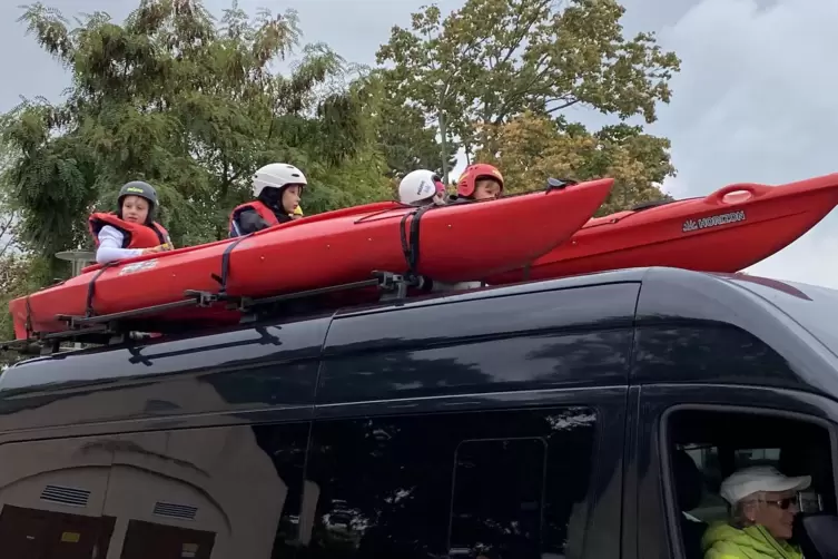 Im Boot auf dem Autodach: der Wassersportverein.