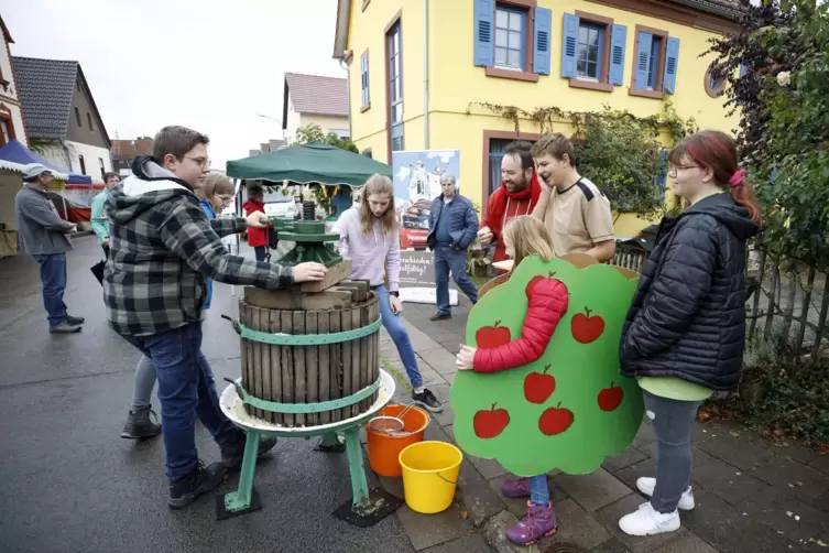Auf dem Bauernmarkt in Schneckenhausen standen Mitglieder des Jugendorchesters des Musikvereins an der Apfelpresse und verkaufte