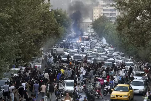 Proteste in der Innenstadt von Teheran wegen des Todes der 22-jährigen Iranerin Mahsa Amini. Sie wurde bei einer Kopftuchkontrol