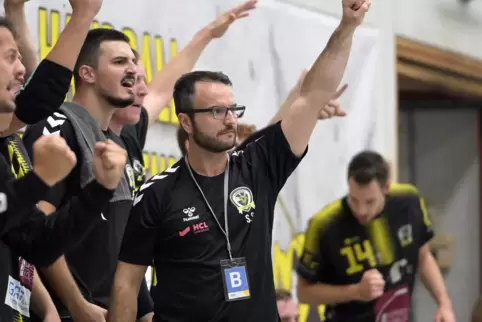 In Jubelpose: VTV-Trainer Steffen Schneider (rechts).