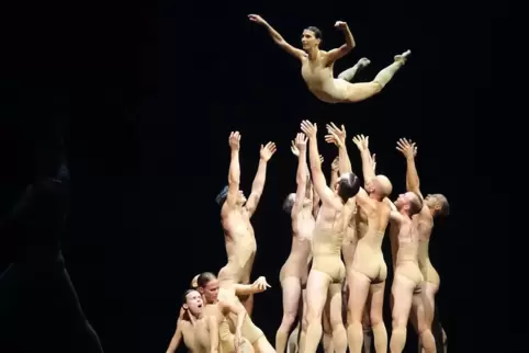 Begeisterten: die Mainzer Tänzer in der Choreografie „Soul Chain“ der Israelin Sharon Eyal. 