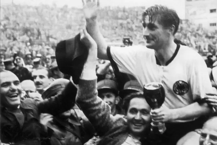 Die Kaiserslauterer Fritz Walter (links) und Horst Eckel nach dem WM-Triumph 1954 in Bern.