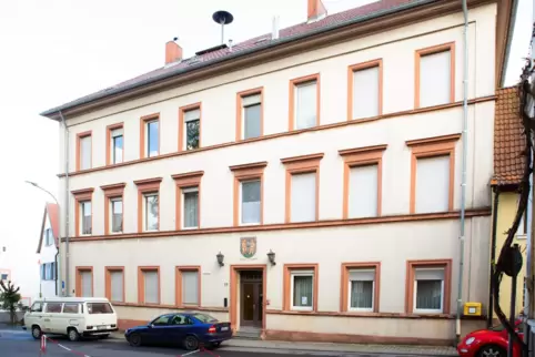 Das frühere Schul- und Gemeindehaus steht zum Verkauf.