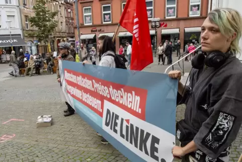 Die Demo vor der Stiftskirche begann um kurz nach 18 Uhr am Montagabend. 