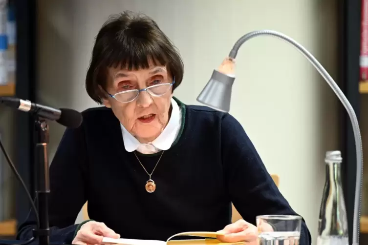 Gabriele Weingartner strickt die 2019 begonnene Geschichte um ihren alterslosen Helden Léon weiter – der jetzt allerdings Abschi