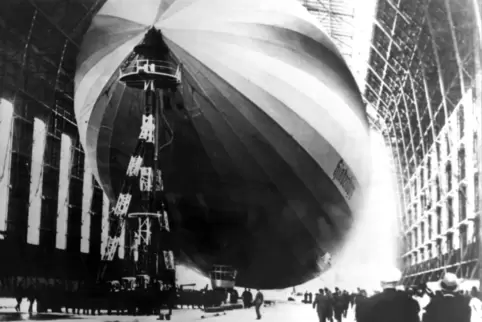 Der Zeppelin LZ 129 Hindenburg in einer Luftschiffhalle auf dem Frankfurter Rhein-Main-Flughafen im Jahr 1937. Der hintere Rumpf